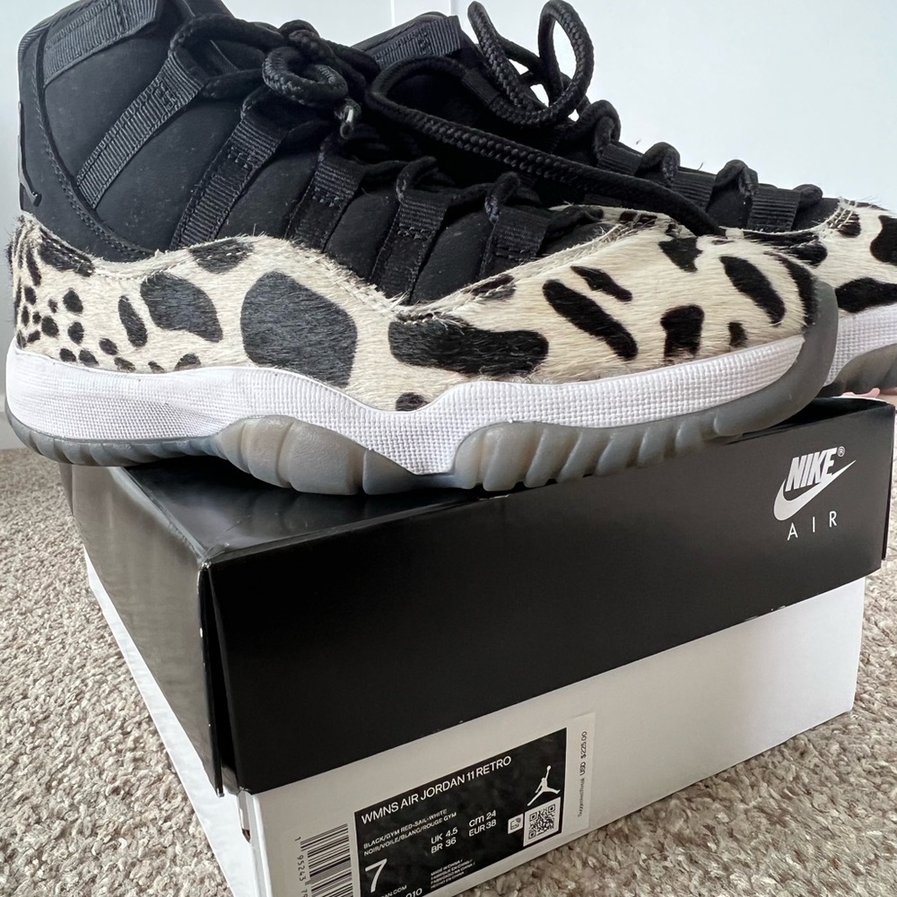 Womens Air Jordan 11 zebra Size 7
